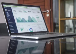 ordinateur-kpi-acquisition-digitale-web-seo-sea-mailing-crm